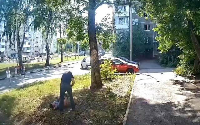 В Уфе задержали мужчину, избившего чужого ребенка палкой