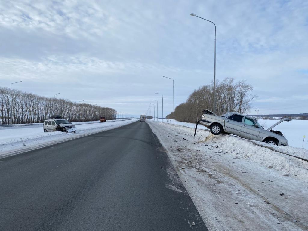 Три человека попали в реанимацию после ДТП с «Волгой» и «Ларгусом» в Башкирии