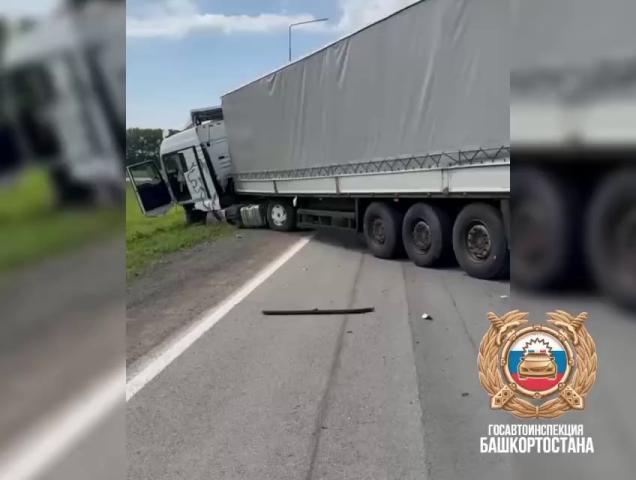 Водитель легковушки погиб при столкновении с фурой под Уфой