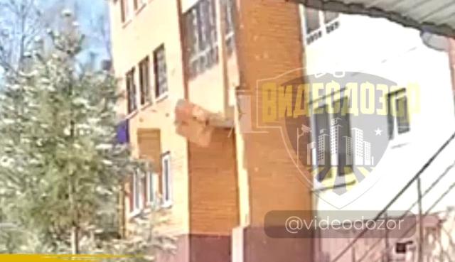 В центре Уфы с фасада многоэтажки рухнула части кирпичной кладки