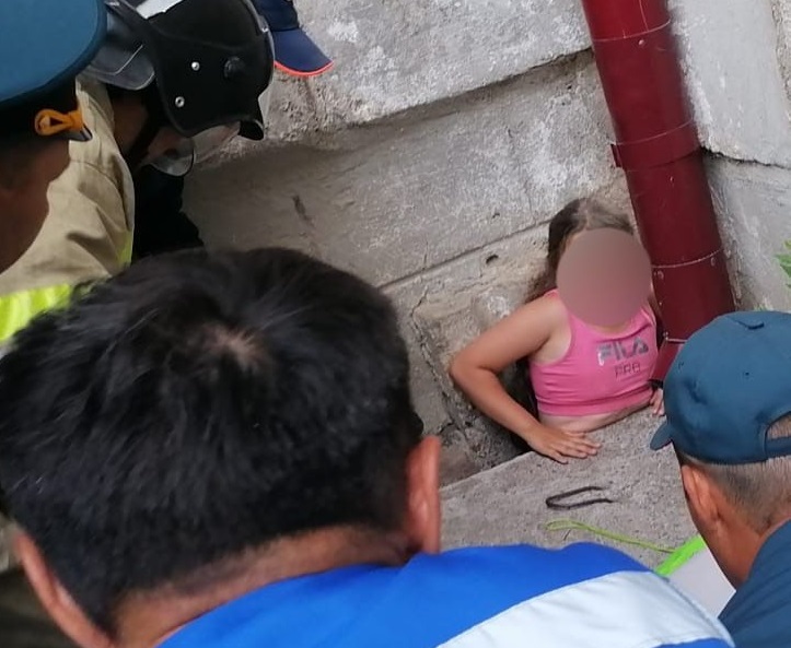 В Сибае девочка провалилась в щель у стены дома и застряла