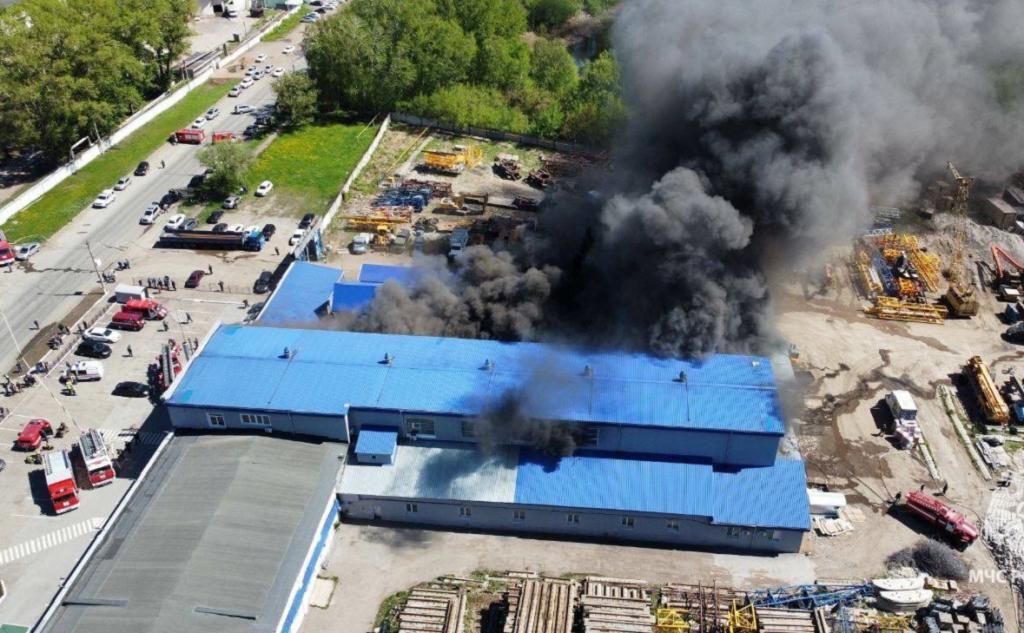 Крупный пожар произошел на складе мебели в Уфе рядом с ТЦ «Радуга»