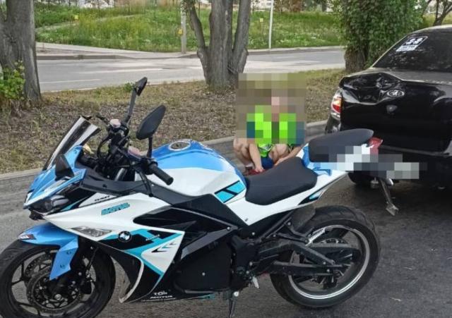 Водителя мопеда в Уфе госпитализировали после столкновения с легковушкой