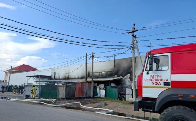 Пожар в мусорном контейнере едва не перекинулся на торговый центр в Уфе