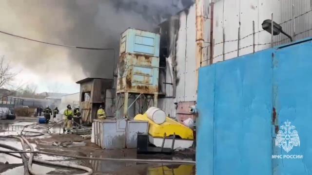 Площадь пожара в цеху по производству лодок в Уфе выросла до 800 «квадратов»