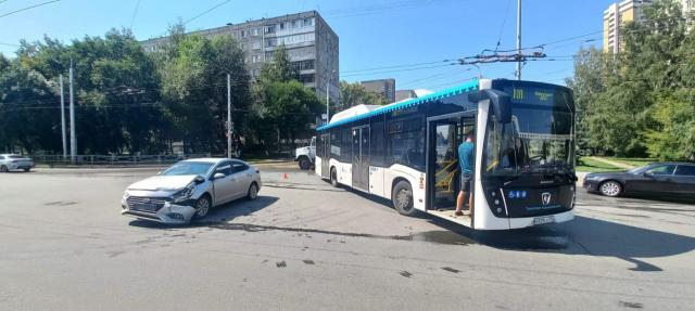 В Уфе иномарка врезалась в автобус
