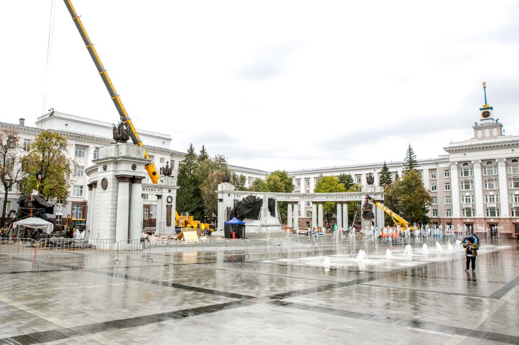 В Уфе начали устанавливать статую Шаймуратова на постамент