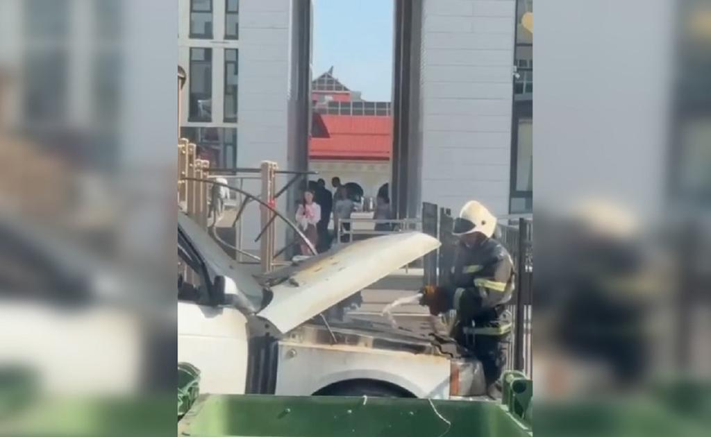 На парковке Гостиного двора в Уфе сгорел Range Rover