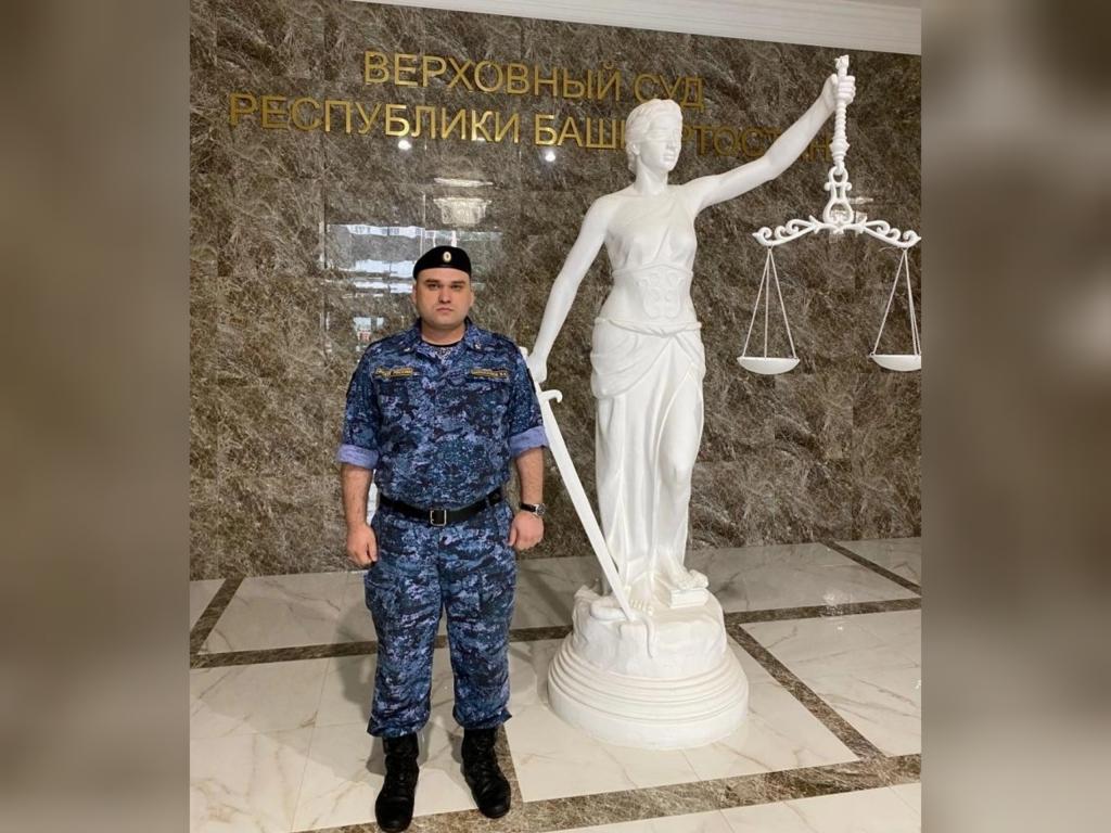 Судебный пристав Башкирии потушил машину и помог пострадавшим в ДТП