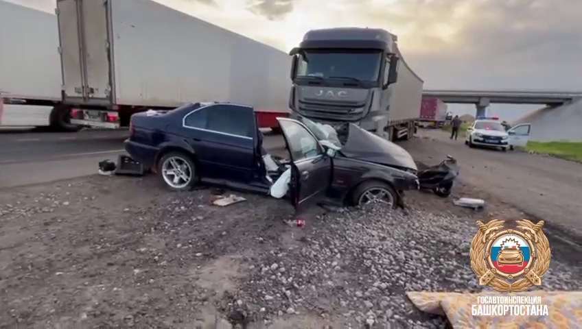 Один погиб, трое пострадали при столкновении легковушки с грузовиком в Башкирии