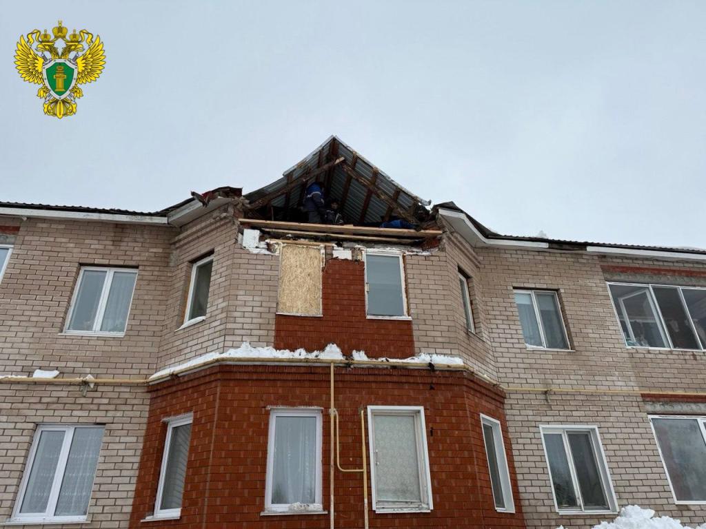 В двухэтажке в башкирском селе обрушился фронтон