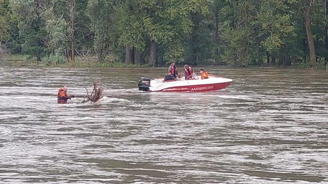 Очевидцы нашли тело мужчины, которого затянуло в шлюз на водохранилище в Башкирии