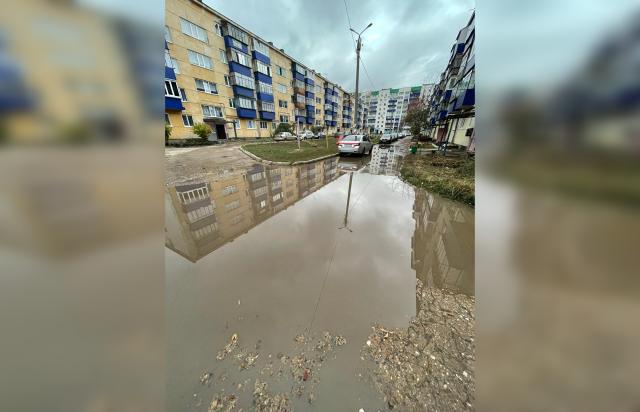 «Хоть лодку надувай»: житель Стерлитамака пожаловался на «озеро» во дворе своего дома