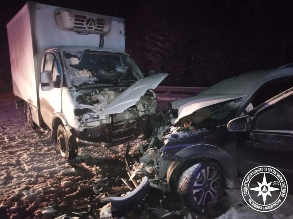 Трое пострадали при столкновении легковушки с грузовиком в Башкирии