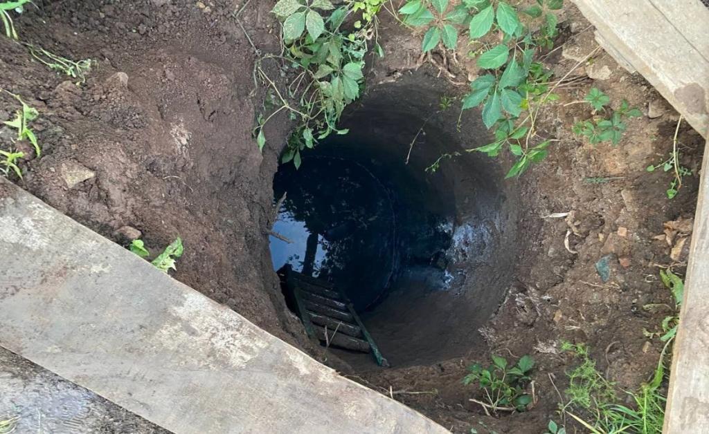 Один человек погиб и трое пострадали от неизвестного газа в колодце в Уфе