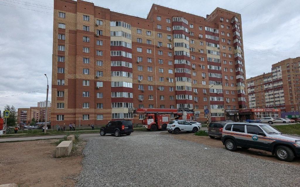 Спасатели вывели трех человек из горящей многоэтажки в Уфе