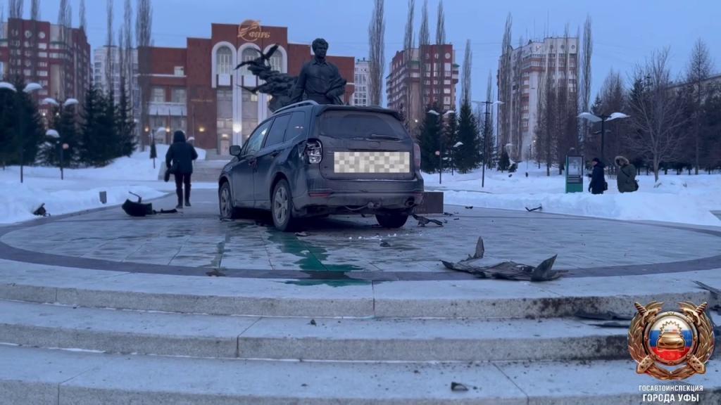 21-летний парень на иномарке врезался в памятник Мустаю Кариму в Уфе