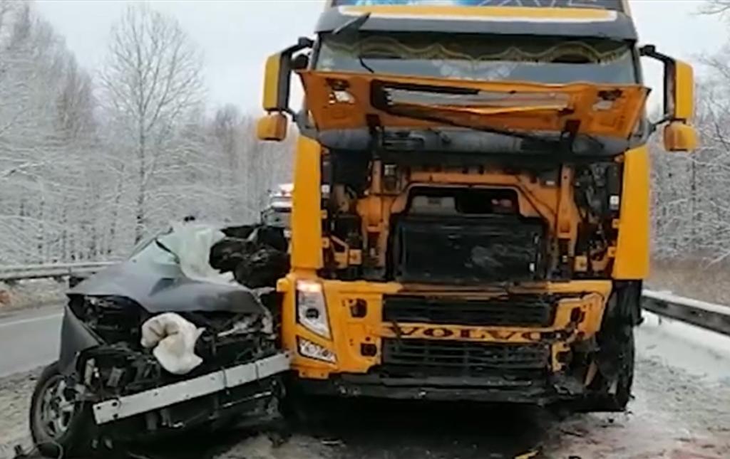 В Башкирии мужчина погиб в аварии с грузовиком