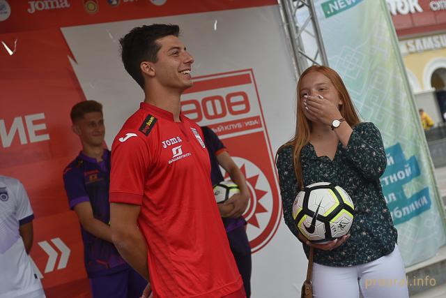 «Будем работать!»: встреча молодых и еще стеснительных новичков ФК «Уфа» с болельщиками в фоторепортаже Proural