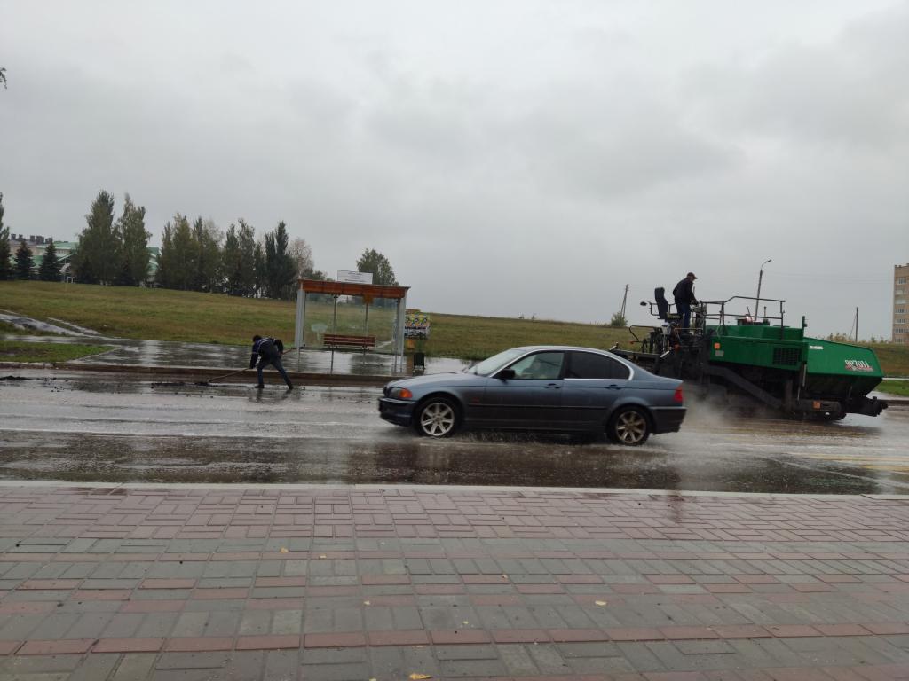 В Октябрьском асфальт клали в лужи во время сильного ливня