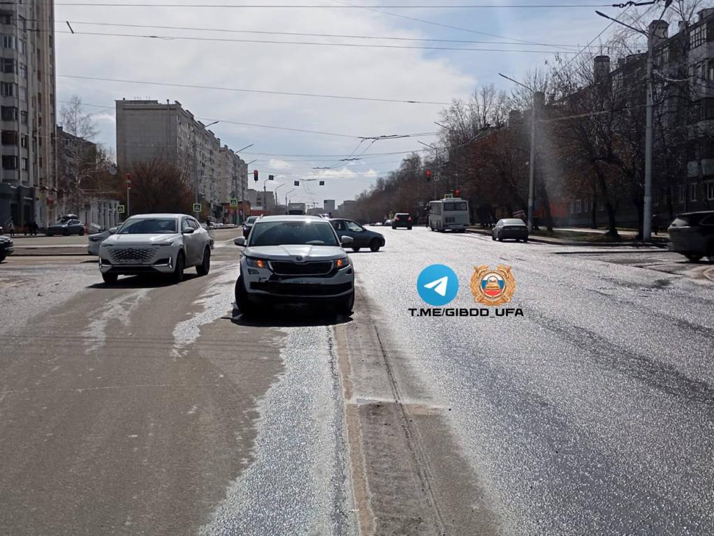 Двое пострадали в аварии на Российской в Уфе
