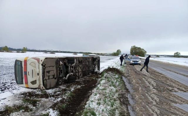 На снежной дороге под Уфой перевернулся автобус