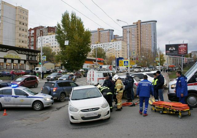 В Уфе женщину зажало в салоне иномарки