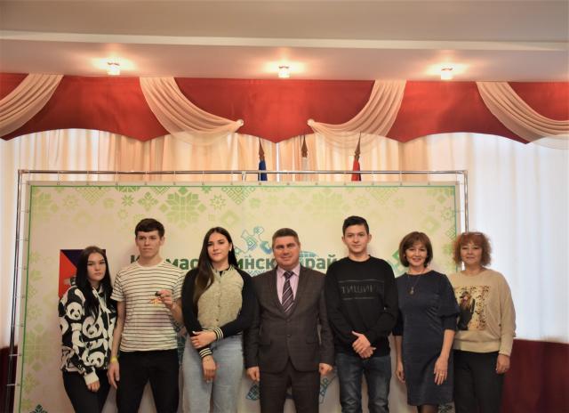 В Кармаскалинском районе сиротам вручили ключи от квартир 