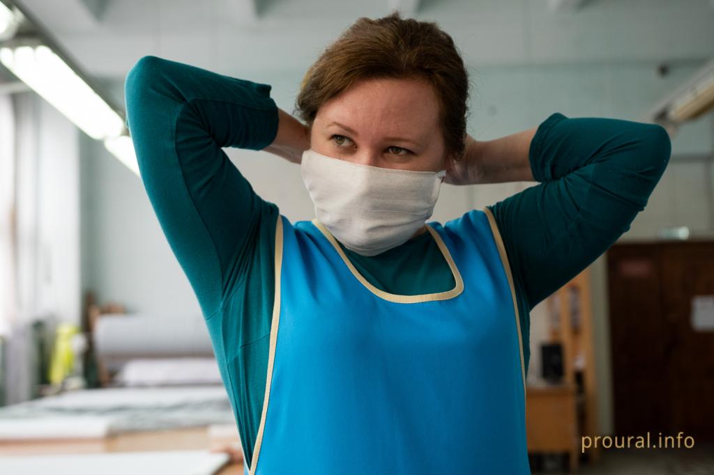 Фоторепортаж с единственного в Уфе предприятия, где начали шить многоразовые марлевые маски