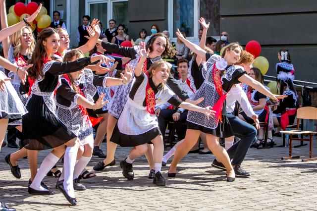 «Будьте смелыми, ничего не бойтесь!‎»‎: фоторепортаж с празднования последнего звонка в Уфе