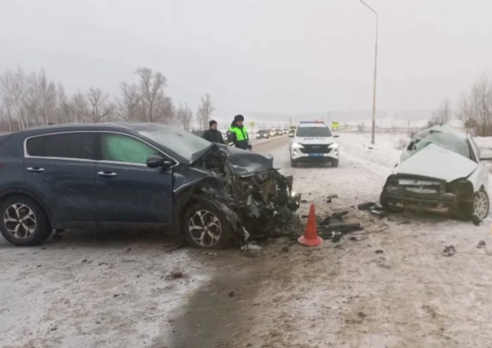 20-летняя девушка погибла в столкновении легковушек на трассе в Башкирии