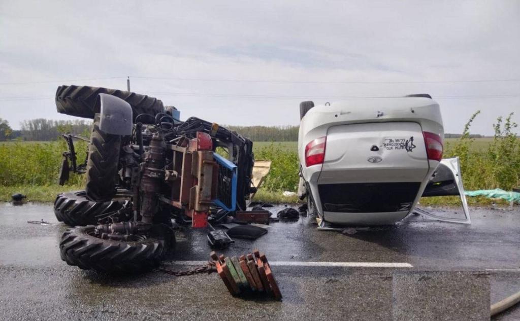 Ребенок и двое взрослых погибли в аварии с трактором в Башкирии