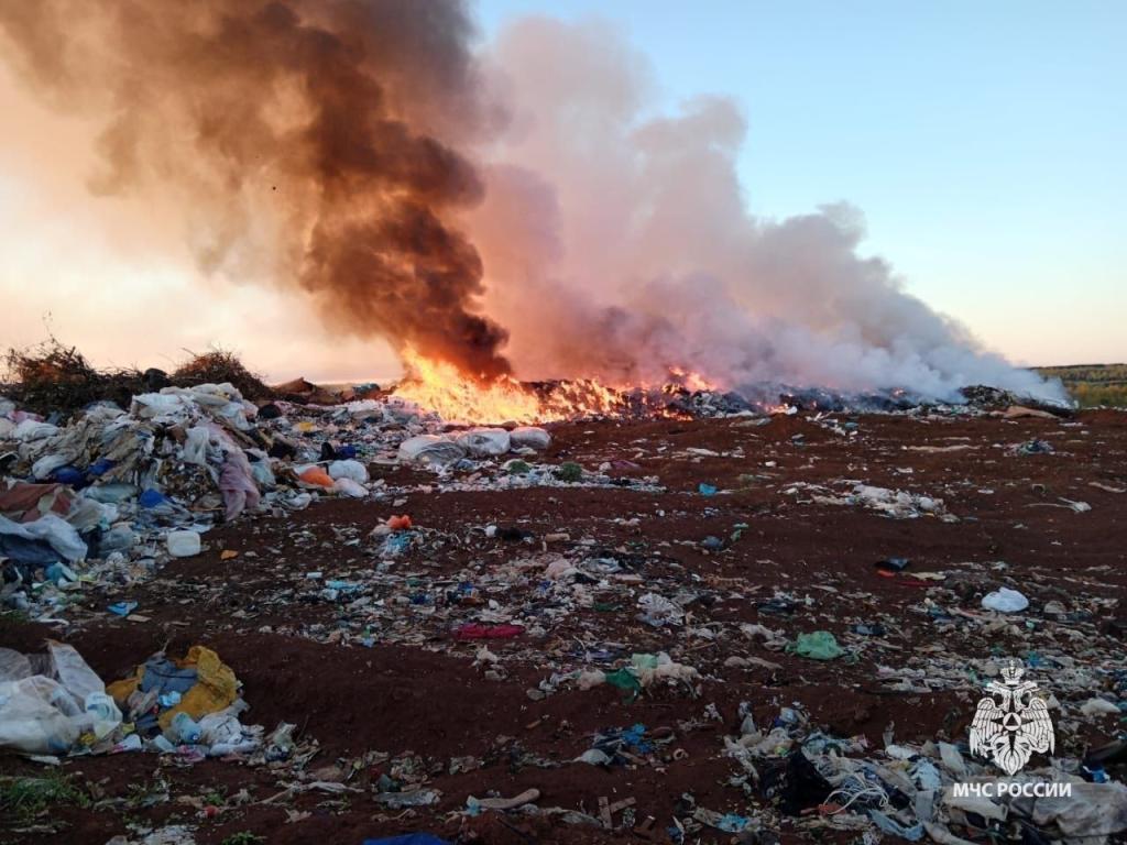 В Башкирии тушат крупный пожар на полигоне ТКО
