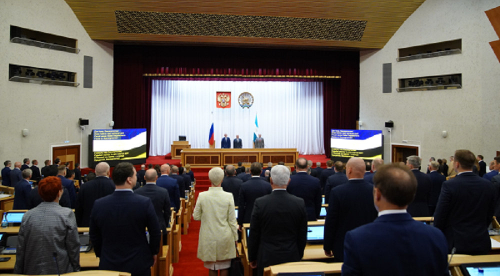 «Хотя бы рот открывайте»: спикер Госсобрания Башкирии призвал депутатов петь гимн