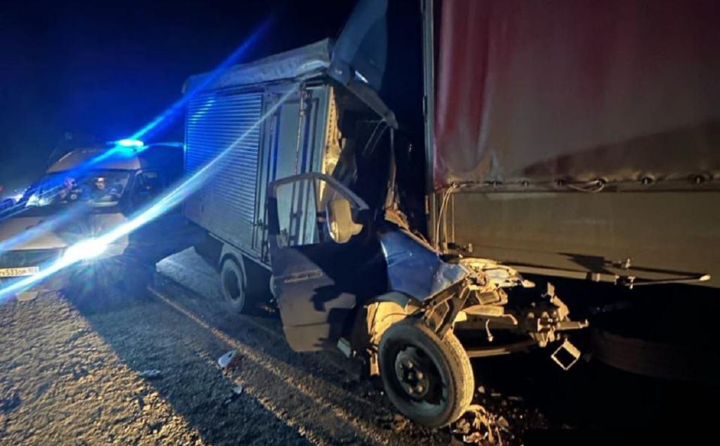 Водитель погиб, въехав под стоящий грузовик на трассе в Башкирии