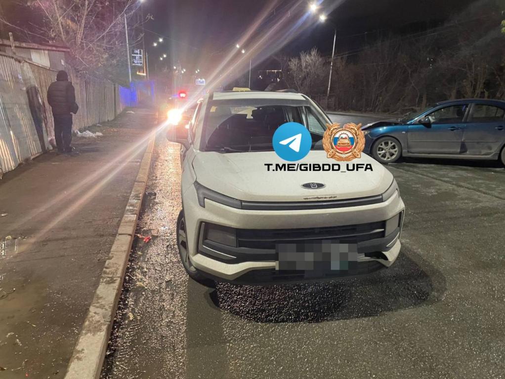 Два человека пострадали в аварии на Айской в Уфе