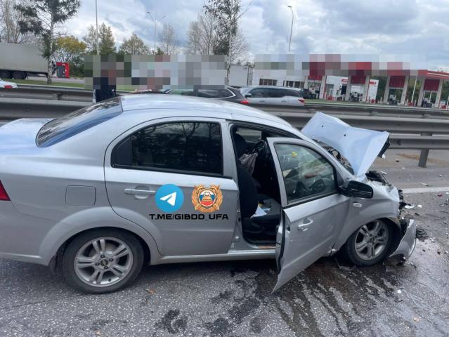 Легковушка влетела в остановившийся после аварии «Мерседес» в Уфе