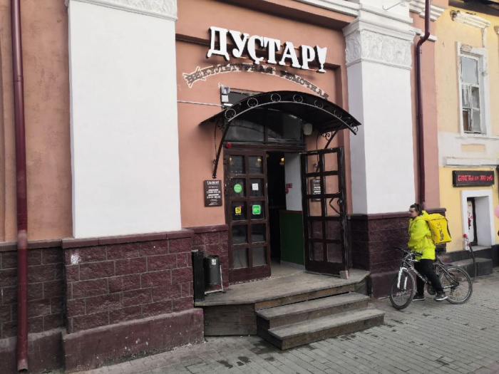 Сосиса с горошком и видеокассеты: тестируем рюмочную «Дустар» в Уфе