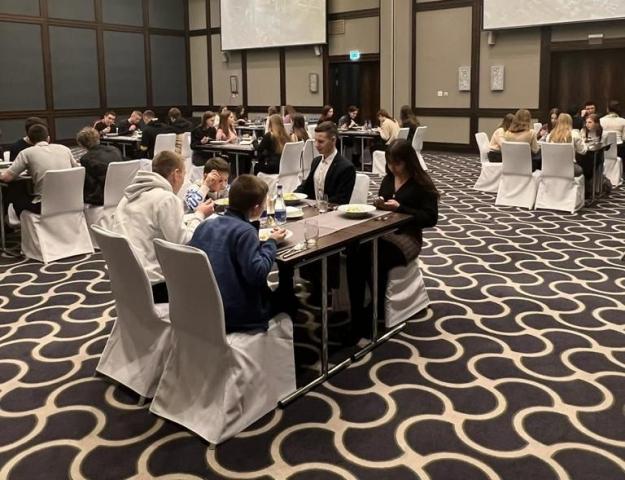 Школьников из Луганской народной республики пригласили на ужин в отель «Crowne Plaza Ufa»