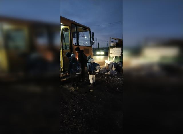 В Стерлитамакском районе дети вынуждены ждать школьный автобус на помойке