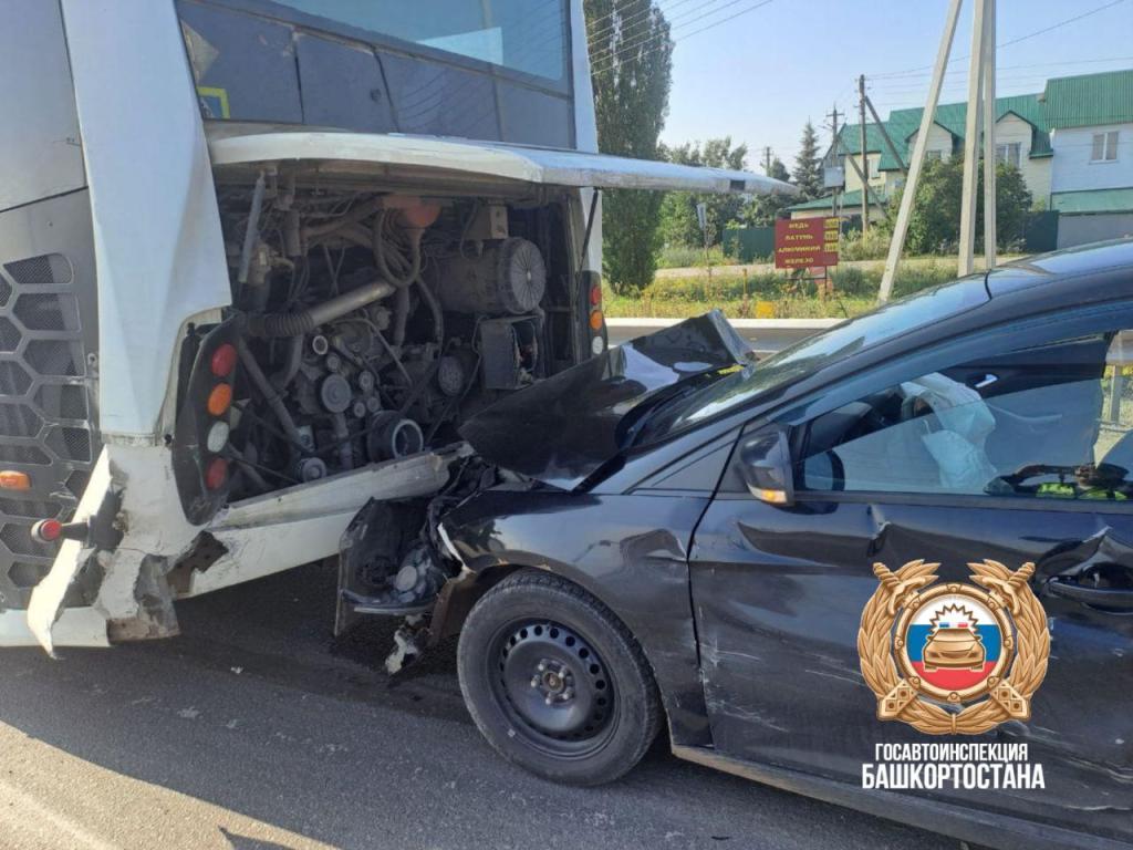 Двое детей пострадали в столкновении иномарки с автобусом в Башкирии