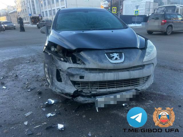 27-летняя девушка пострадала при столкновении двух иномарок в Уфе