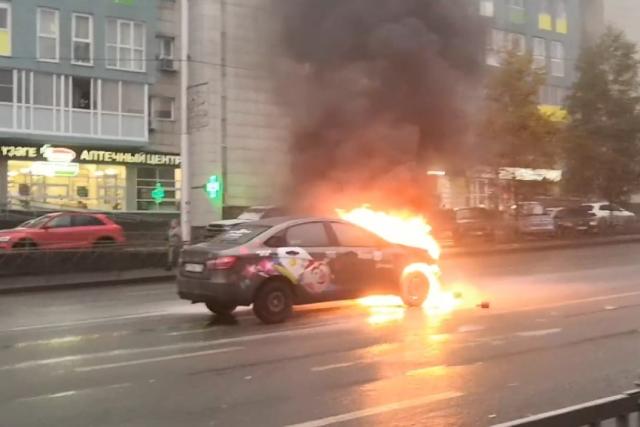 В Уфе прямо на ходу загорелся автомобиль с Нюшей из «Смешариков»