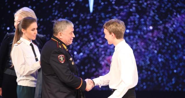 В Уфе наградили подростка, спасшего женщину от преступников