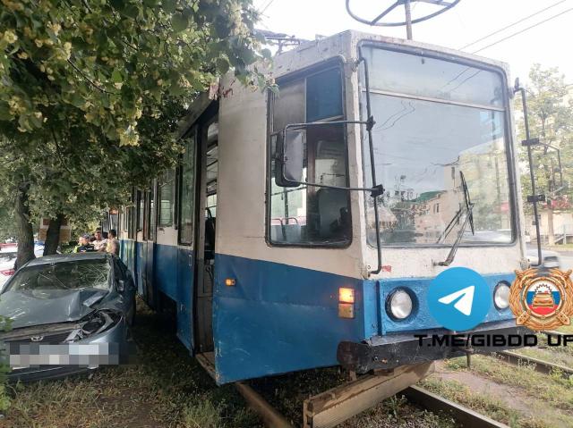 В Уфе иномарка влетела в трамвай