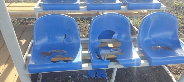 В Башкирии вандалы разнесли трибуну на стадионе