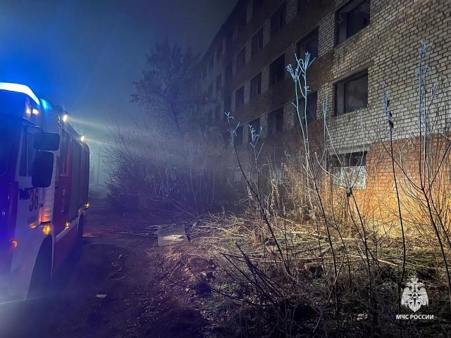 Мужчина погиб при пожаре в заброшенном здании в Башкирии
