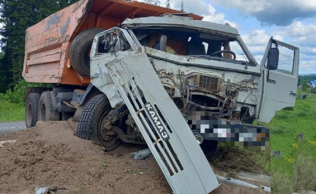 В Башкирии водитель «КамАЗа» погиб, вылетев из кабины после столкновения