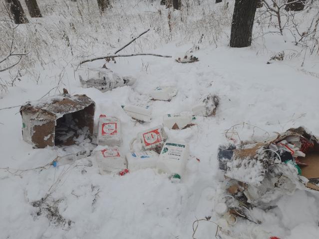 Предприятие Башкирии выкинуло десятки упаковок от пестицидов в лесу