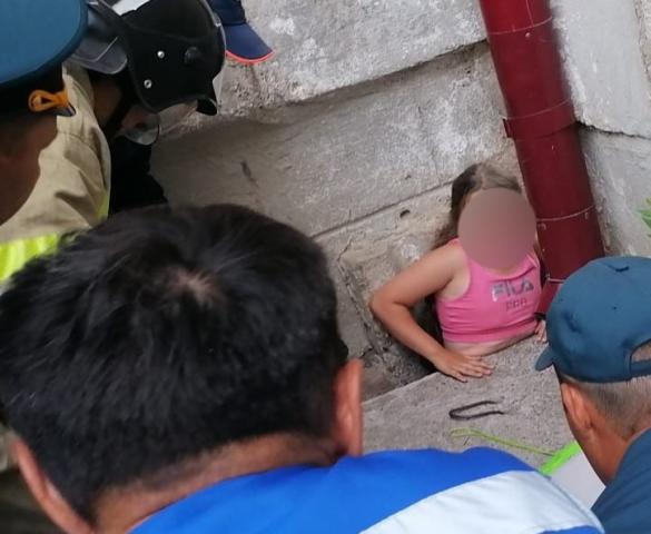 В Сибае девочка провалилась в щель у стены дома и застряла